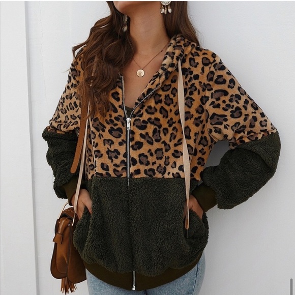 New! Clearance 🔥 Dark Green Leopard Sherpa Hoodie with pockets - Picture 6 of 6